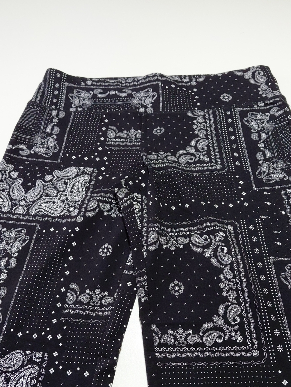 TERRA & SKY Women's Black & White Bandana Print Flared Leggings Size 14W / OX